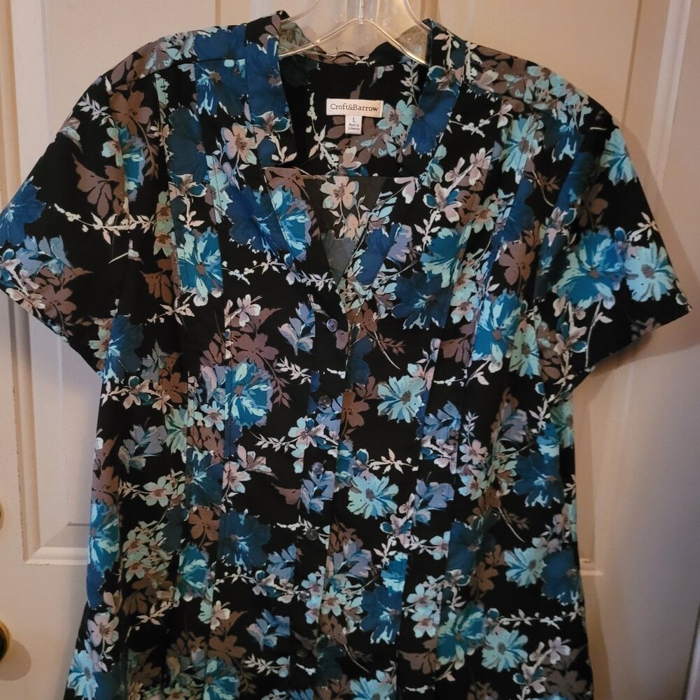Very Lovely Croft & Barrow Black with Blue Floral Design Button-up Top Misses Lg